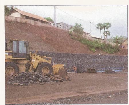 travauxd'amenagements d'un mur de soutènement ( tchanga 2006)